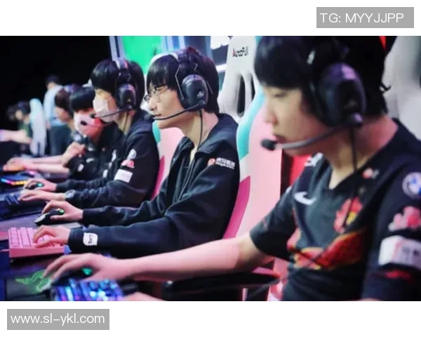 FPX战队的荣耀之路：从奋斗到巅峰的真实记录与回顾