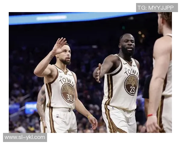 德雷蒙德格林的篮球生涯与领导力探讨：从勇士队核心到全能战士